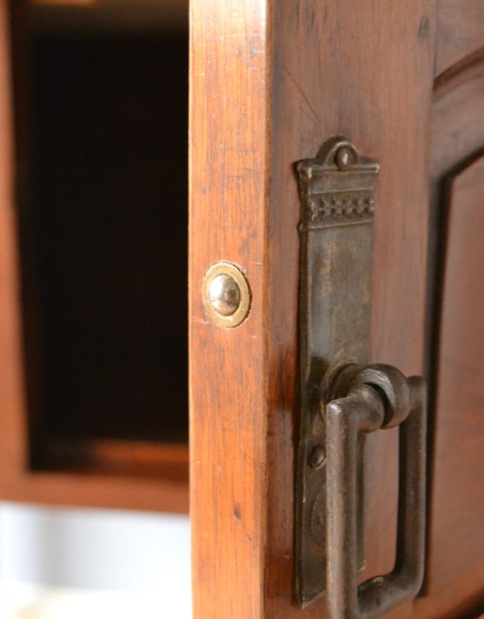 アンティークのキャビネット アンティーク家具 英国のアンティーク家具、お花模様のタイルがキレイなウォッシュスタンド(サテンウッド材)。扉にはドアキャッチャーがありますので、開閉がスムーズです。(k-1267-f)