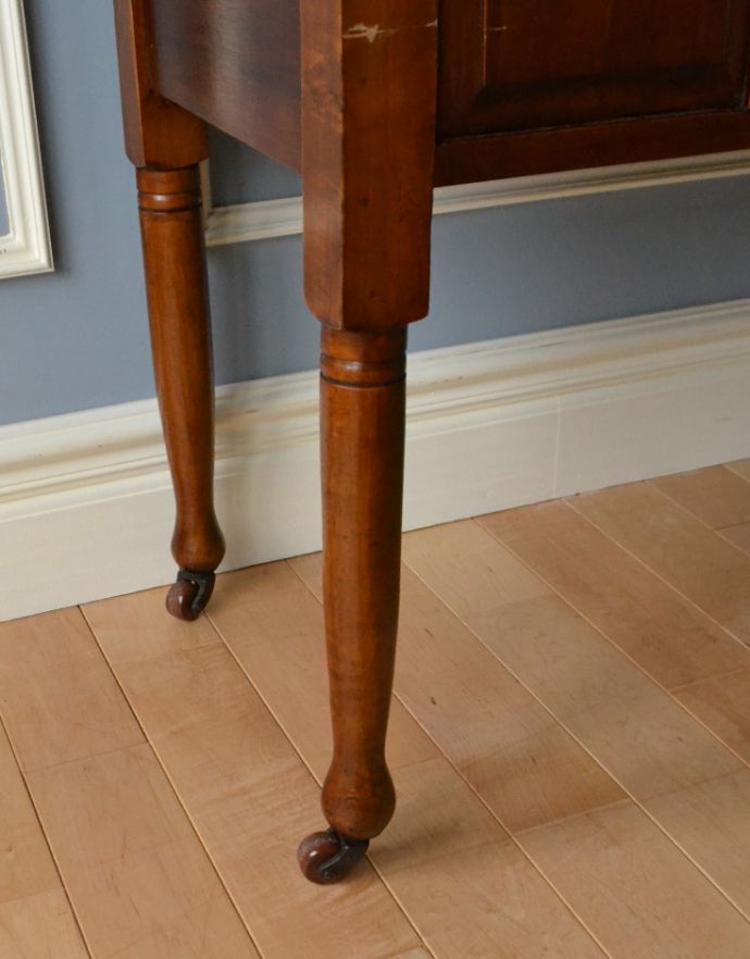 アンティークのキャビネット アンティーク家具 英国のアンティーク家具、お花模様のタイルがキレイなウォッシュスタンド(サテンウッド材)。きちんと調整したので、新しいものと比べるとスムーズではありませんが、ちゃんと動きます。(k-1267-f)