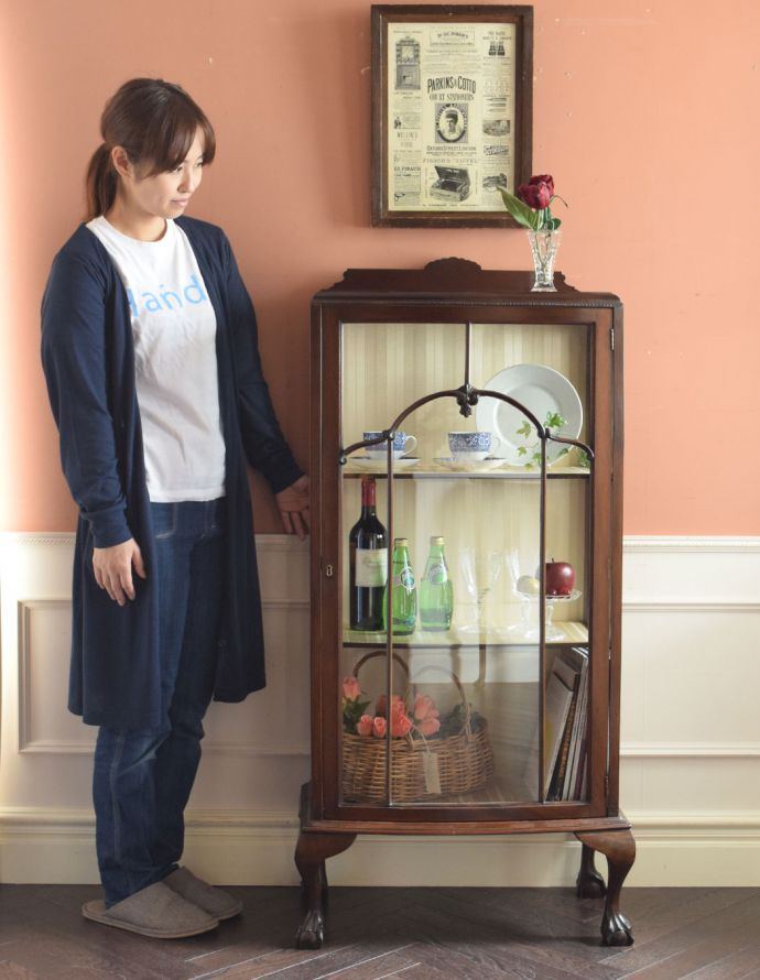 アンティークのキャビネット　アンティーク家具　高級なマホガニー材を使った家具、上品なアンティークのガラスキャビネット。本棚としてはもちろん、グラスや食器を並べて飾り棚としても素敵ですよ。(k-1268-f)