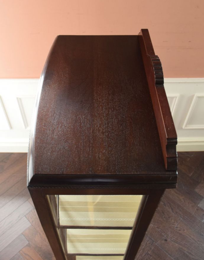 アンティークのキャビネット　アンティーク家具　高級なマホガニー材を使った家具、上品なアンティークのガラスキャビネット。天板もキレイにお直ししました。(k-1268-f)