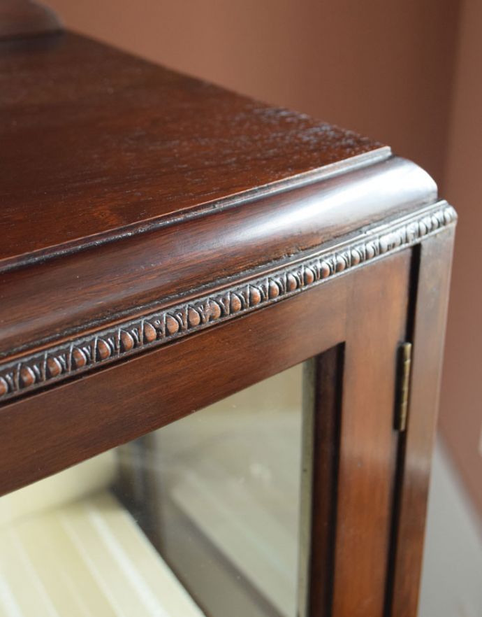 アンティークのキャビネット　アンティーク家具　高級なマホガニー材を使った家具、上品なアンティークのガラスキャビネット。天板にもカッティングが施されていて、上品です。(k-1268-f)