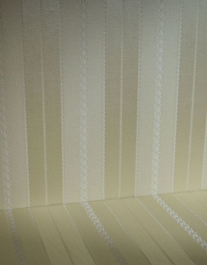 アンティークのキャビネット　アンティーク家具　高級なマホガニー材を使った家具、上品なアンティークのガラスキャビネット。柄物の食器やお気に入りのアイテムが引き立つようなシンプルな生地に新しく張り替えました。(k-1268-f)