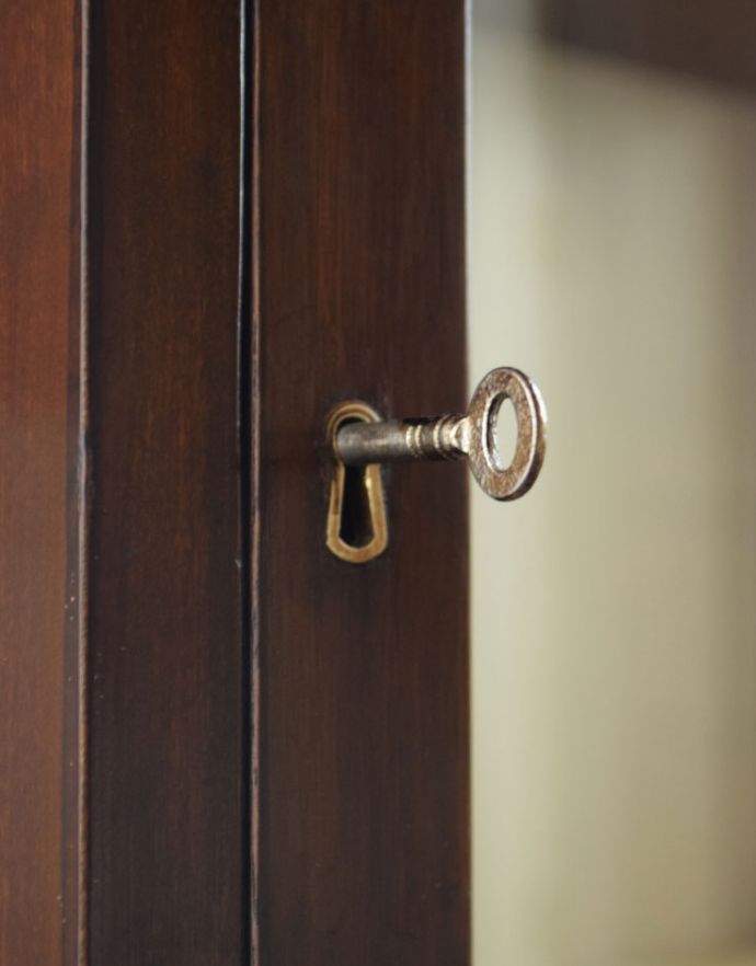 アンティークのキャビネット　アンティーク家具　高級なマホガニー材を使った家具、上品なアンティークのガラスキャビネット。鍵を引っ掛けて取っ手のようにして開閉してください。(k-1268-f)