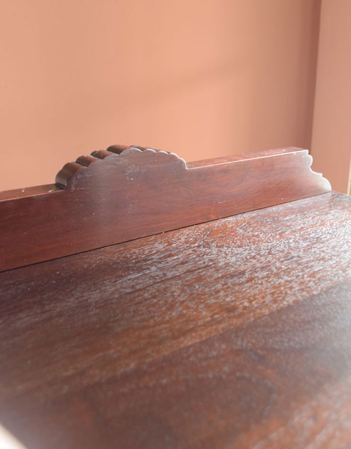 アンティークのキャビネット　アンティーク家具　高級なマホガニー材を使った家具、上品なアンティークのガラスキャビネット。トップに可愛いカッティングの装飾が付いています。(k-1268-f)