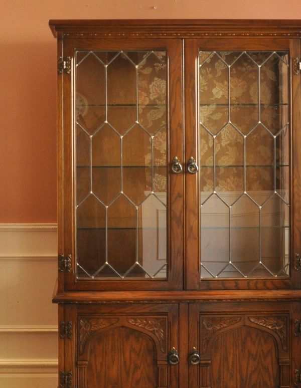 アンティークのキャビネット　アンティーク家具　アンティークの英国家具、照明付きのガラスキャビネット（ショーケース）。ガラスも当時のもの。(k-1269-f)