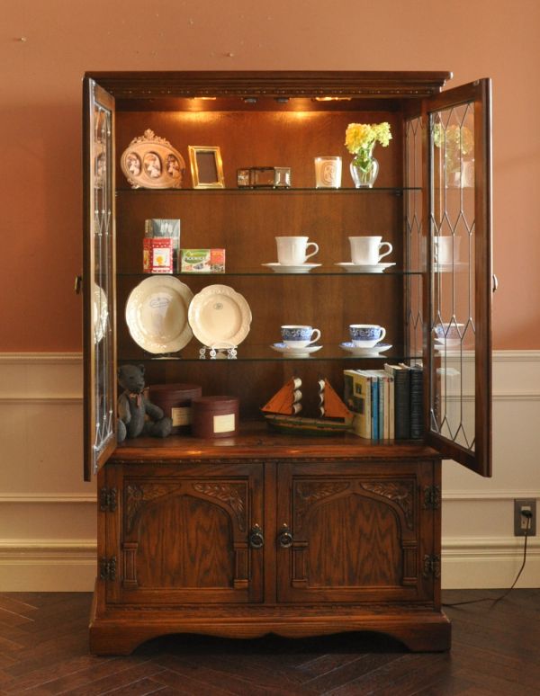 アンティークのキャビネット　アンティーク家具　アンティークの英国家具、照明付きのガラスキャビネット（ショーケース）。お客様用のコーヒーカップや引き出物の大切な食器などを飾りながら収納してみましょう。(k-1269-f)