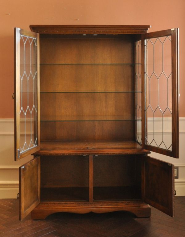 アンティークのキャビネット　アンティーク家具　アンティークの英国家具、照明付きのガラスキャビネット（ショーケース）。中も美しい状態です。(k-1269-f)