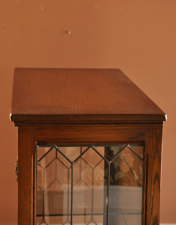 アンティークのキャビネット　アンティーク家具　アンティークの英国家具、照明付きのガラスキャビネット（ショーケース）。天板もキレイにお直ししました。(k-1269-f)