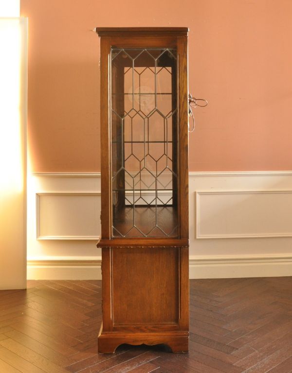 アンティークのキャビネット　アンティーク家具　アンティークの英国家具、照明付きのガラスキャビネット（ショーケース）。サイドもガラス貼りが涼しげでスッキリしています。(k-1269-f)