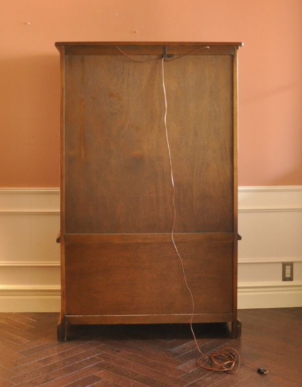 アンティークのキャビネット　アンティーク家具　アンティークの英国家具、照明付きのガラスキャビネット（ショーケース）。きちんとメンテナンスしてあるので、裏側もキレイです。(k-1269-f)