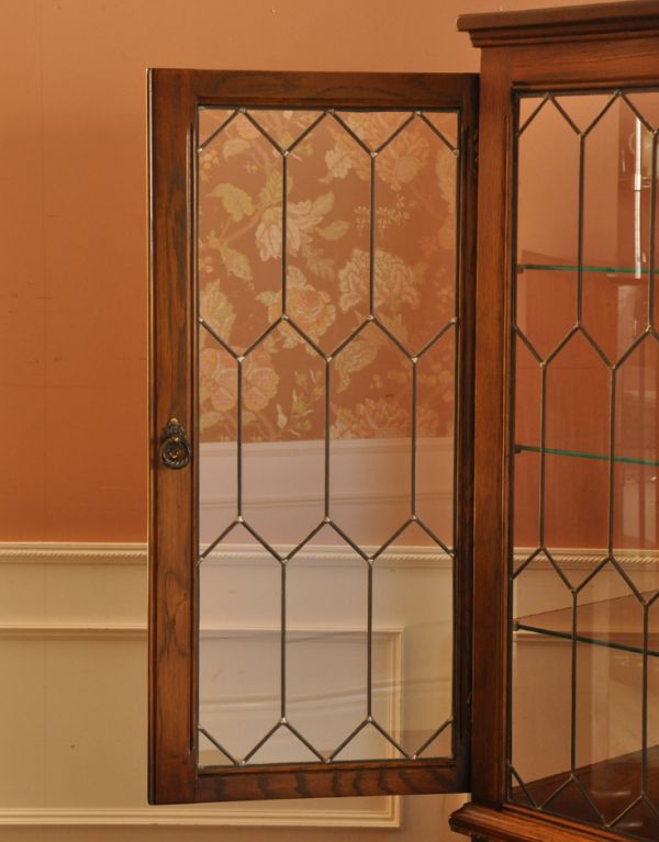 アンティークのキャビネット　アンティーク家具　アンティークの英国家具、照明付きのガラスキャビネット（ショーケース）。ガラスも当時のもの。(k-1269-f)