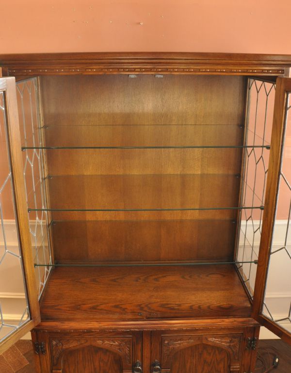 アンティークのキャビネット　アンティーク家具　アンティークの英国家具、照明付きのガラスキャビネット（ショーケース）。キレイに修復してありますので、いろんなものを収納して下さい。(k-1269-f)