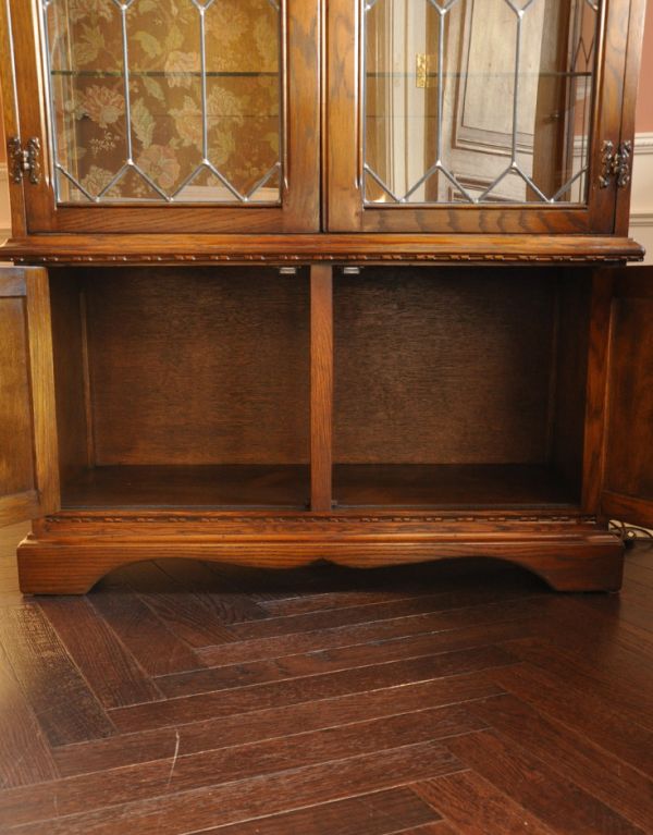 アンティークのキャビネット　アンティーク家具　アンティークの英国家具、照明付きのガラスキャビネット（ショーケース）。生活感のある日用品を入れても扉が隠してくれるので何でも入れられます。(k-1269-f)