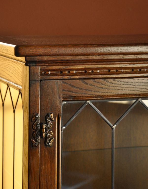 アンティークのキャビネット　アンティーク家具　アンティークの英国家具、照明付きのガラスキャビネット（ショーケース）。繊細な装飾はとても美しいです。(k-1269-f)