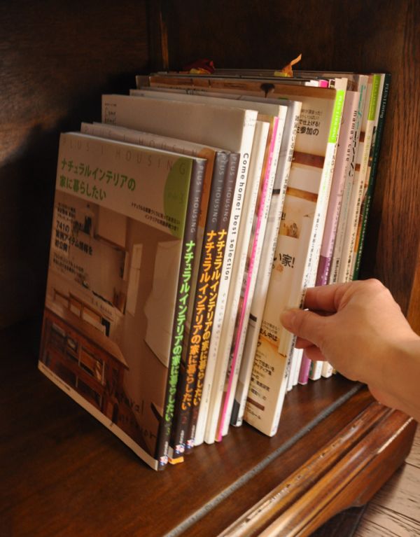 アンティークのキャビネット　アンティーク家具　アンティークの英国家具、照明付きのガラスキャビネット（ショーケース）。雑誌やA4ファイルなどの収納もできます。(k-1269-f)