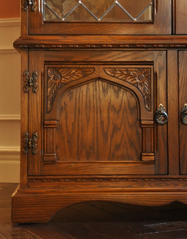 アンティークのキャビネット　アンティーク家具　アンティークの英国家具、照明付きのガラスキャビネット（ショーケース）。贅沢なほどに施された彫の装飾！リッチな気分で心を満たしてくれます。(k-1269-f)