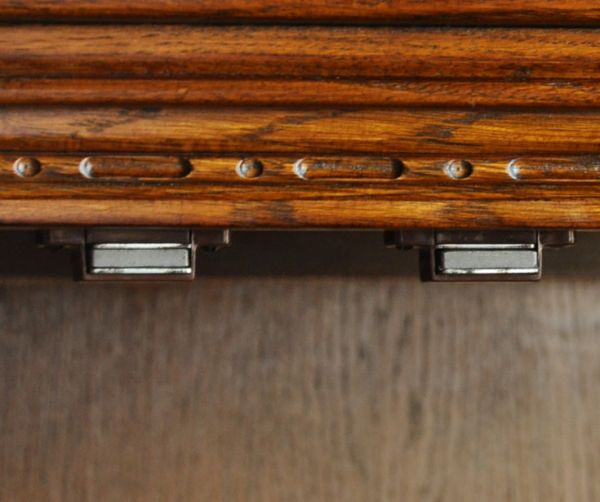 アンティークのキャビネット　アンティーク家具　アンティークの英国家具、照明付きのガラスキャビネット（ショーケース）。扉の開け閉めがしやすいよう、マグネットを取り付けてあります。(k-1269-f)