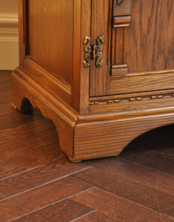 アンティークのキャビネット　アンティーク家具　アンティークの英国家具、照明付きのガラスキャビネット（ショーケース）。きちんと支えます。(k-1269-f)