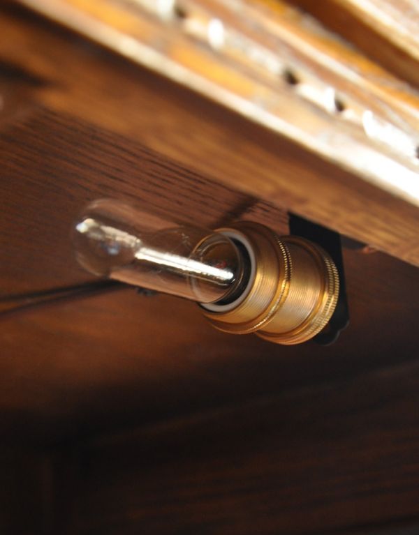 アンティークのキャビネット　アンティーク家具　アンティークの英国家具、照明付きのガラスキャビネット（ショーケース）。オーバーホール済みなので安心してお使い頂けます。(k-1269-f)