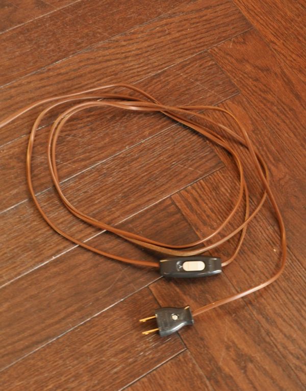 アンティークのキャビネット　アンティーク家具　アンティークの英国家具、照明付きのガラスキャビネット（ショーケース）。ブラウンカラーのコードです。(k-1269-f)