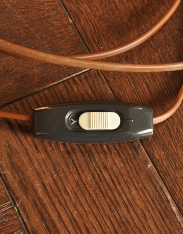 アンティークのキャビネット　アンティーク家具　アンティークの英国家具、照明付きのガラスキャビネット（ショーケース）。スイッチが手元で切り替えられるのは便利ですね。(k-1269-f)