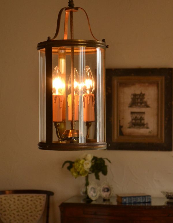 ペンダントライト 照明・ライティング イギリス輸入のアンティーク照明、ガラスシェードのオシャレなペンダントランプ。ガラスの中でキャンドルが灯るようなロマンチックな輝きを放つランプです。(k-1269-z)