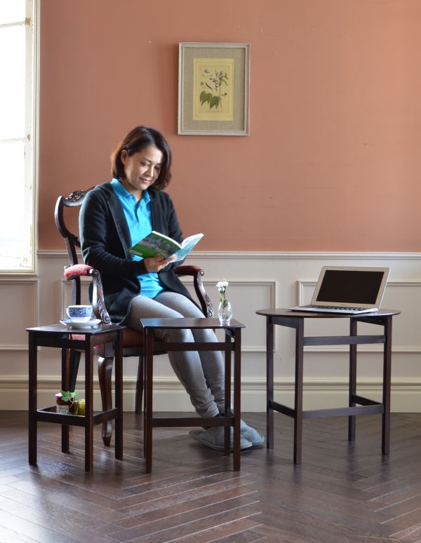 ロイドテーブル　アンティーク家具　イギリスからのマホガニー材アンティーク家具、入り子式のネストテーブル。大きいテーブルはソファの前に小さなテーブルはベッドの横にとお家の色々なところで役に立ってくれます。(k-1270-f)