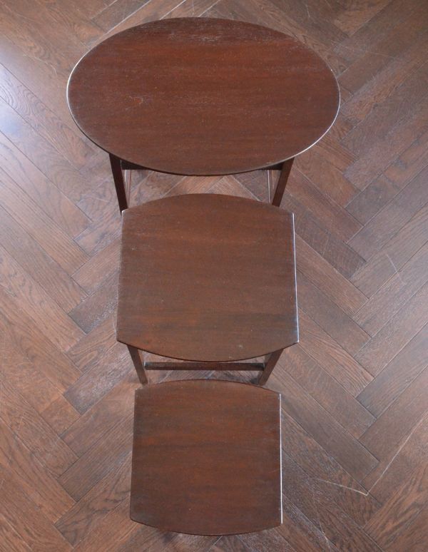 ロイドテーブル　アンティーク家具　イギリスからのマホガニー材アンティーク家具、入り子式のネストテーブル。エレガントな英国デザインのテーブルが３つセットで届きます。(k-1270-f)