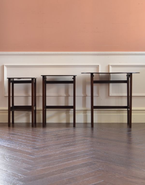 ロイドテーブル　アンティーク家具　イギリスからのマホガニー材アンティーク家具、入り子式のネストテーブル。大きさも高さも違う3つのテーブルは用途や場所によって使い分けられるからとっても便利！。(k-1270-f)