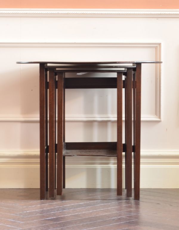 ロイドテーブル　アンティーク家具　イギリスからのマホガニー材アンティーク家具、入り子式のネストテーブル。スッキリしまえて、便利。(k-1270-f)