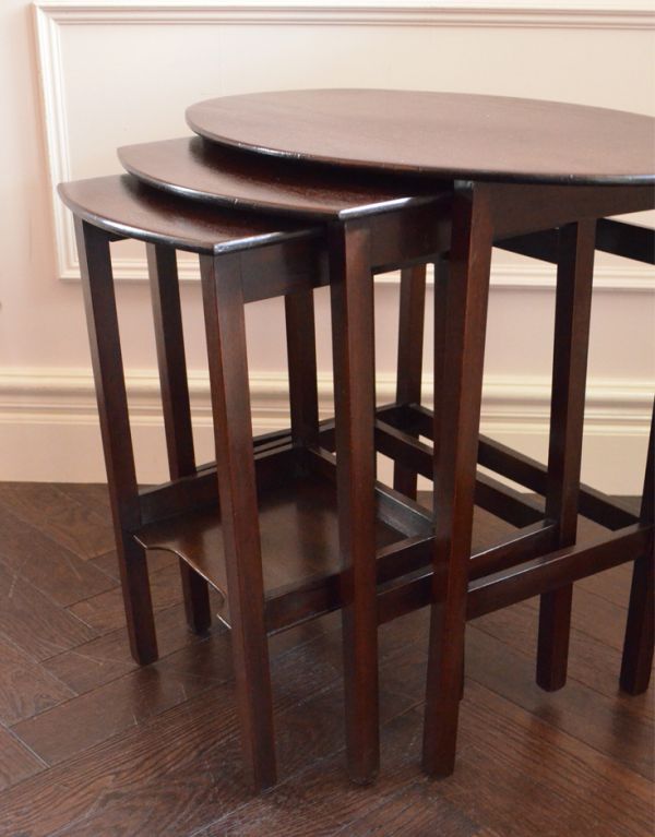 ロイドテーブル　アンティーク家具　イギリスからのマホガニー材アンティーク家具、入り子式のネストテーブル。このように美しく、コンパクトになります。(k-1270-f)