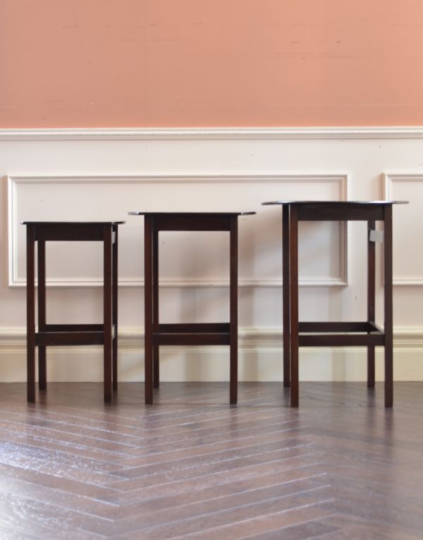 ロイドテーブル　アンティーク家具　イギリスからのマホガニー材アンティーク家具、入り子式のネストテーブル。並べて置けば、いろいろ物が置けて、広く使えます。(k-1270-f)