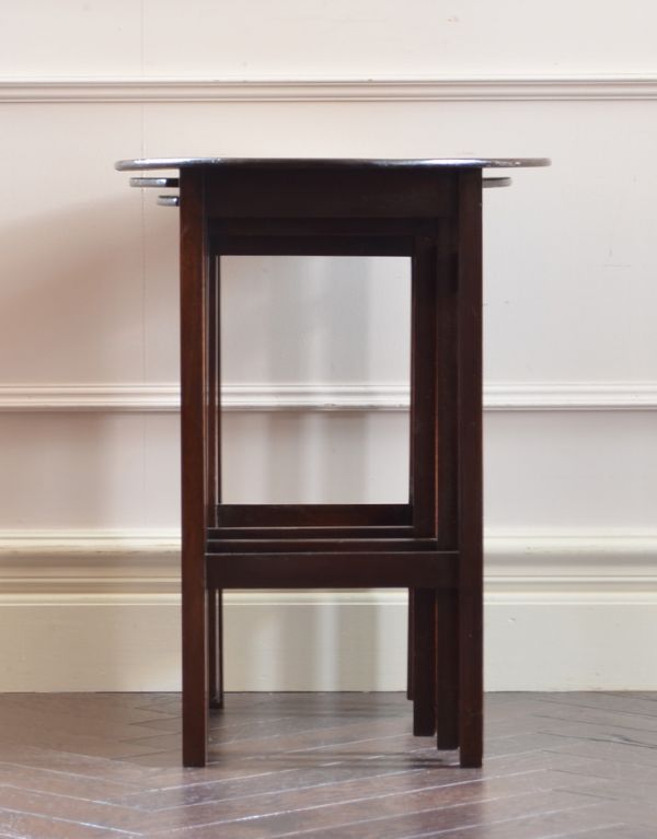 ロイドテーブル　アンティーク家具　イギリスからのマホガニー材アンティーク家具、入り子式のネストテーブル。小さなテーブルはこんな風に収まります。(k-1270-f)