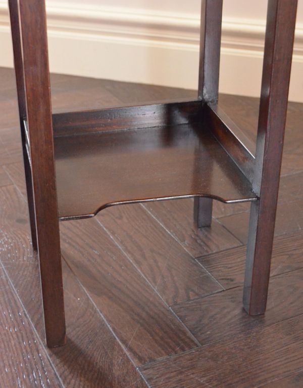 ロイドテーブル　アンティーク家具　イギリスからのマホガニー材アンティーク家具、入り子式のネストテーブル。棚付きが珍しいです！棚は小テーブルにあります。(k-1270-f)