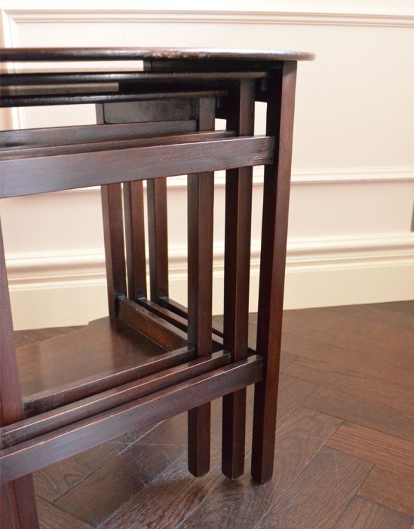 ロイドテーブル　アンティーク家具　イギリスからのマホガニー材アンティーク家具、入り子式のネストテーブル。すらっと伸びた脚がとっても美しいです。(k-1270-f)