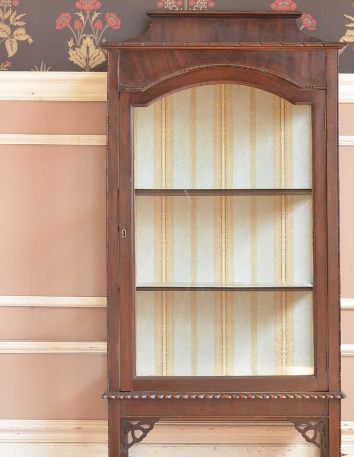アンティークのキャビネット　アンティーク家具　英国スタイルの上品なアンティーク家具、和室にもオススメのショーケース。リビングや寝室、玄関などで試してみてください。(k-1272-f-1)