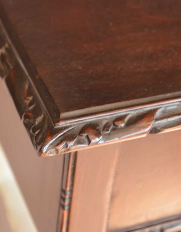 アンティークのキャビネット　アンティーク家具　英国スタイルの上品なアンティーク家具、和室にもオススメのショーケース。木の装飾が上品なアクセントになっています。(k-1272-f-1)