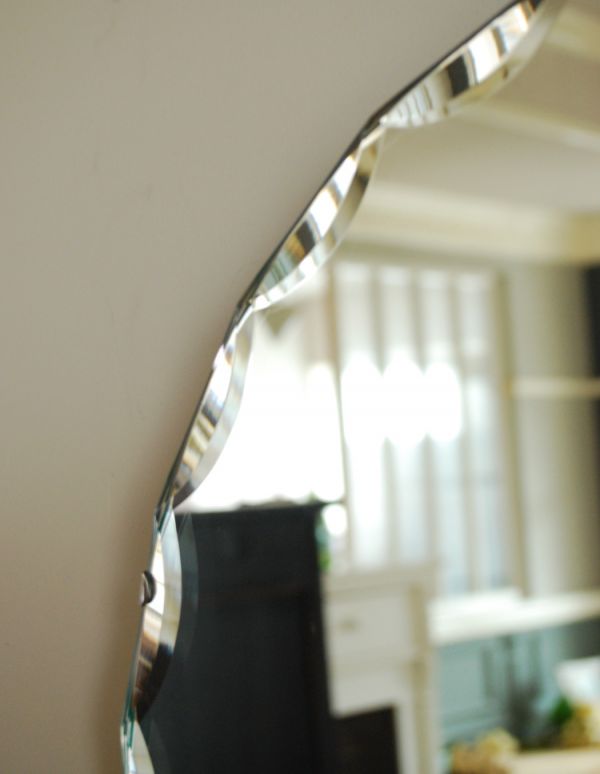 アンティーク カッティングミラー アンティーク雑貨 キレイなアンティークミラー、丸い形のカッティングミラー。アンティークは新品ではないので、経年変化によるキズはありますが、専門の職人によって目立たないようにキレイにお直しをしています。(k-1272-z)