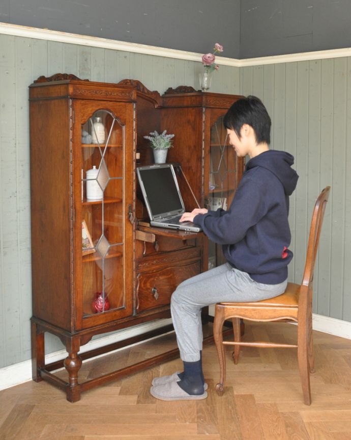 ビューロー　アンティーク家具　大きなガラス扉が美しいアンティーク家具、サイドバイサイド（デスク＆本棚）。ノートパソコンの作業もできますよ。(k-1273-f)
