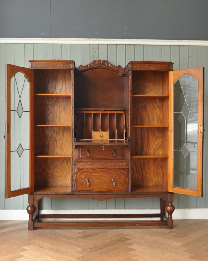 ビューロー　アンティーク家具　大きなガラス扉が美しいアンティーク家具、サイドバイサイド（デスク＆本棚）。食器や写真立て、本やDVDなどなど、たくさん飾ればディスプレイの幅が広がります！ガラスが大きいので、中に飾ったものがいい感じに見えてオシャレになります。(k-1273-f)