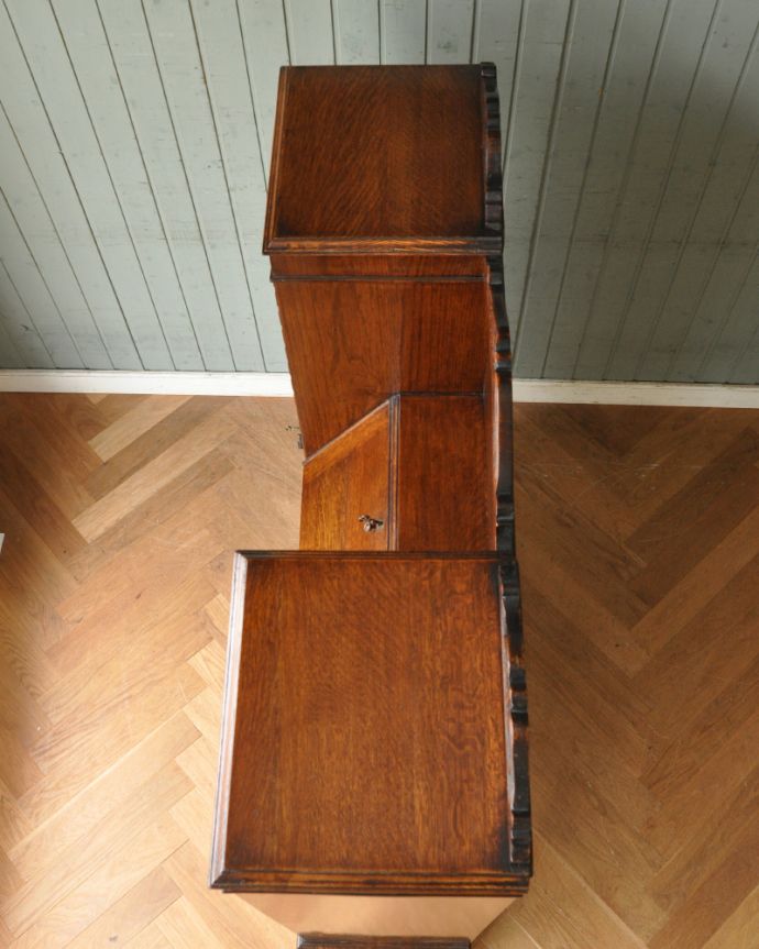 ビューロー　アンティーク家具　大きなガラス扉が美しいアンティーク家具、サイドバイサイド（デスク＆本棚）。天板もピカピカにお直ししました。(k-1273-f)