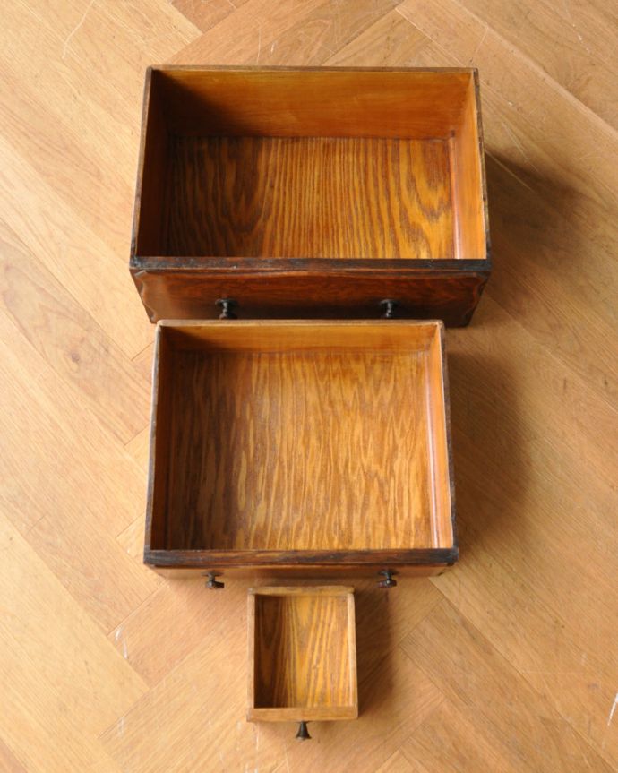 ビューロー　アンティーク家具　大きなガラス扉が美しいアンティーク家具、サイドバイサイド（デスク＆本棚）。引き出しは全部で３杯。(k-1273-f)