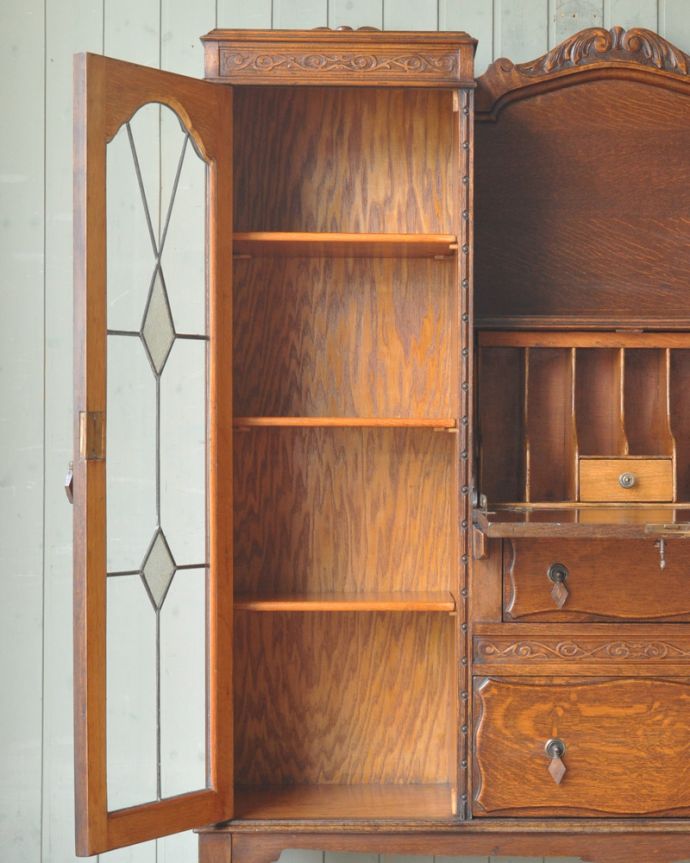 ビューロー　アンティーク家具　大きなガラス扉が美しいアンティーク家具、サイドバイサイド（デスク＆本棚）。扉の中もボディと同じ色に染まっています。(k-1273-f)