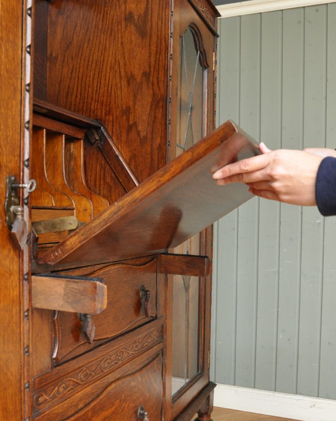 ビューロー　アンティーク家具　大きなガラス扉が美しいアンティーク家具、サイドバイサイド（デスク＆本棚）。ビューローは支えでしっかり固定されるので、安心してお使いいただけます。(k-1273-f)