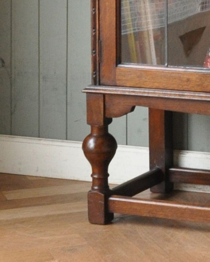 ビューロー　アンティーク家具　大きなガラス扉が美しいアンティーク家具、サイドバイサイド（デスク＆本棚）。安定感のある脚がしっかり支えます。(k-1273-f)