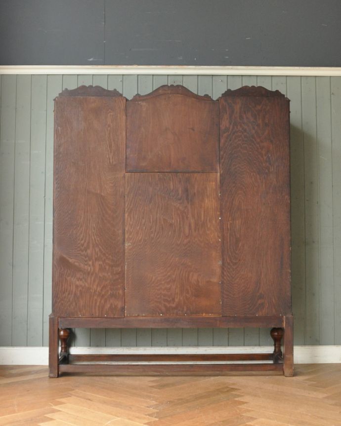 ビューロー　アンティーク家具　大きなガラス扉が美しいアンティーク家具、サイドバイサイド（デスク＆本棚）。アンティークは新品ではないので、もちろん経年変化によるキズはありますが、専門の職人が目立たないようキレイにお直しをしているので、後姿までキレイです。(k-1273-f)