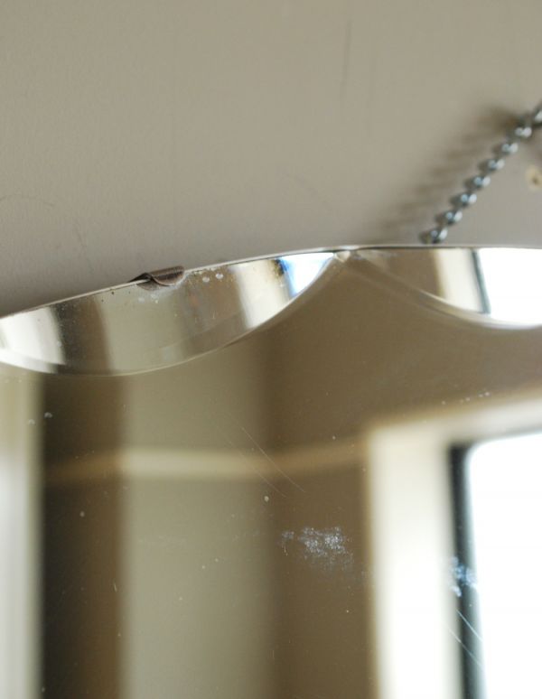 アンティーク カッティングミラー アンティーク雑貨 洗面やトイレにお勧めのアンティークミラー、キレイなカッティングミラー。留め金もアンティークのものをそのまま使用しています。(k-1273-z)