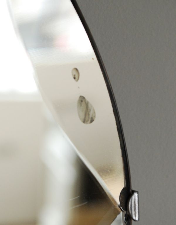 アンティーク カッティングミラー アンティーク雑貨 洗面やトイレにお勧めのアンティークミラー、キレイなカッティングミラー。アンティークは新品ではないので、経年変化によるキズはありますが、専門の職人によって目立たないようにキレイにお直しをしています。(k-1273-z)