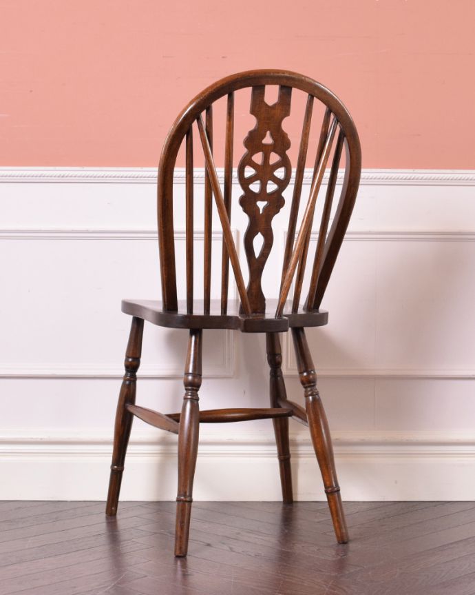 キッチンチェア　アンティーク チェア　オシャレな背もたれのキッチンチェア、アンティークの板座イス。アンティークは新品ではないので、もちろん経年変化によるキズはありますが、専門の職人が目立たないようキレイにお直しをしているので、後姿までキレイです。(k-1274-c)