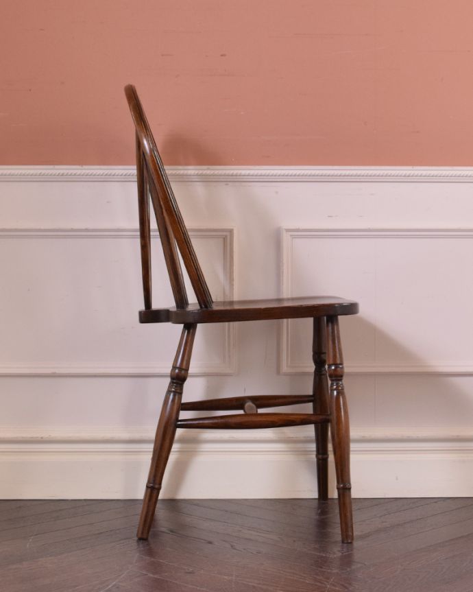 キッチンチェア　アンティーク チェア　オシャレな背もたれのキッチンチェア、アンティークの板座イス。どこから見ても飽きのこないオシャレなデザインです。(k-1274-c)